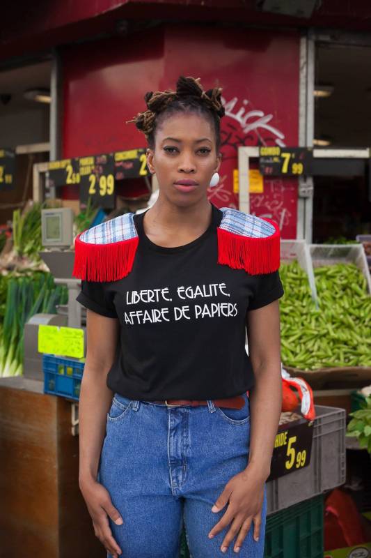 T-shirt LIBERTÉ, ÉGALITÉ, AFFAIRE DE PAPIERS avec épaulettes - Collection Afrikanista